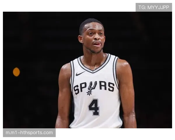 马刺福克斯持球主攻调整战术布置 卡斯尔专注防守成功遏制对手进攻箭头